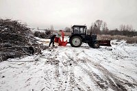 У д.Тарасиха дробилкой утилизируют вывезенные из Наволок древесные отходы