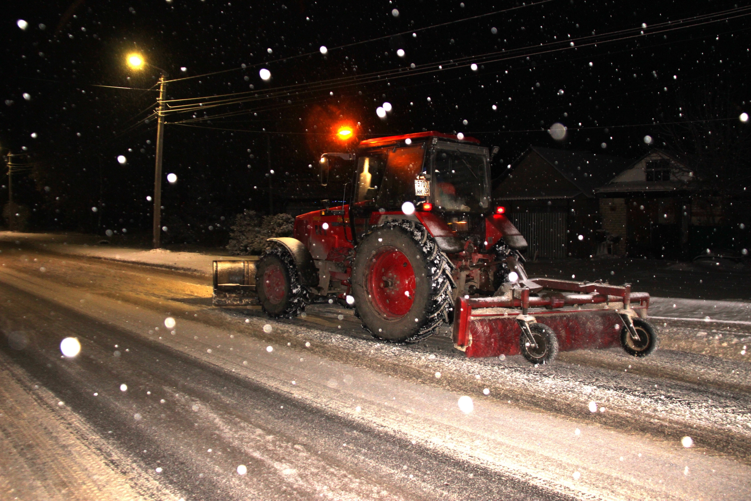 УГХ в усиленном режиме очищает улицы от снега