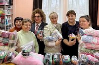 Кинешемские нотариусы подарили клубу «28 петель» 263 мотка пряжи.