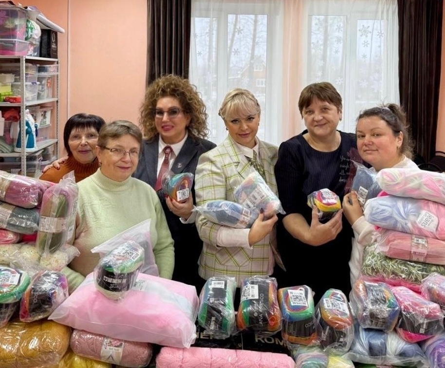 Кинешемские нотариусы подарили клубу «28 петель» 263 мотка пряжи.