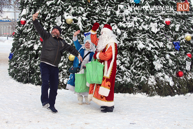 Дед Мороз и Снегурочка дарили жителям Кинешмы календари от Кинешемец.RU