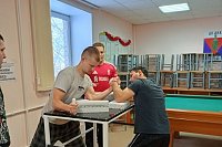 Осужденные ИК №3 соревновались на турнир по армрестлингу «Стальной хват»
