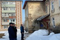 В Наволоках проверили качество очистки от наледи крыш домов и торговых объектов