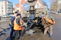 В Кинешме приступили традиционному латанию дыр на дорогах литым асфальтом