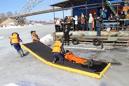 Спасатели Кинешмы показали школьникам, как оказать помощь людям, провалившимся под лед