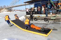 Спасатели Кинешмы показали школьникам, как оказать помощь людям, провалившимся под лед