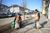 Работники УГХ убирают остановочные павильоны и территории города от мусора