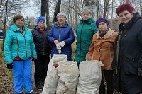 Ветераны вышли на субботник в микрорайоне «Томна»