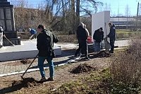 Жители микрорайона «Фабрика №2» и сотрудники ДШИ вышли на субботник