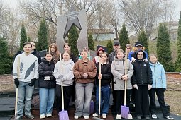 Студенты медколледжа привели в порядок территорию мемориала на улице Фрунзе