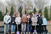 Студенты медколледжа привели в порядок территорию мемориала на улице Фрунзе