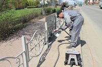 В Кинешме приступили к покраске пешеходных и автомобильных барьерных ограждений