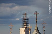 Реставраторы установили крест на колокольню Входоиерусалимского собора в Юрьевце
