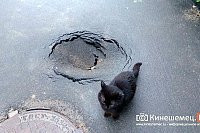Во дворе дома в центре Кинешмы провалился асфальт, уложенный полгода назад
