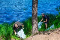Волонтеры, студенты и сотрудники мэрии очистили от мусора берег реки Кинешемки