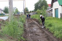 Дополнительная бригада вышла на ремонт тротуара по улице Грузинской