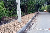 В Кинешме на улице Завокзальной строят тротуар со столбами посередине