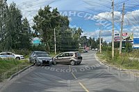 На улице Юрьевецкой столкнулись Nissan Note и Renault Logan