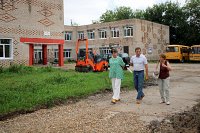 В Луговской средней школе благоустраивают территорию