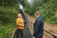 В Октябрьском завершено строительство лестницы через овраг