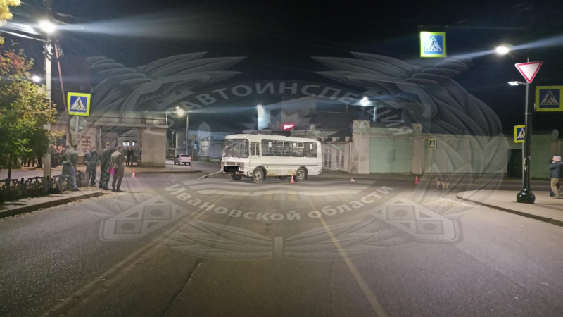 На перекресте в центре Кинешмы мопедист влетел в автобус