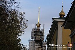 Кинешемцы увидели новый позолоченный крест колокольни Троице-Успенского собора