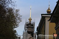 Кинешемцы увидели новый позолоченный крест колокольни Троице-Успенского собора