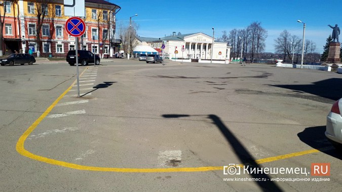 УГХ убрало оградительные барьеры вокруг бывшей парковки у памятника Ленину фото 3