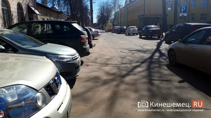 УГХ убрало оградительные барьеры вокруг бывшей парковки у памятника Ленину фото 5