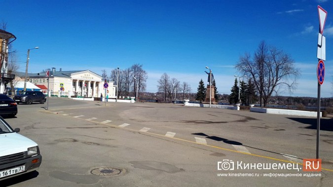 УГХ убрало оградительные барьеры вокруг бывшей парковки у памятника Ленину фото 2