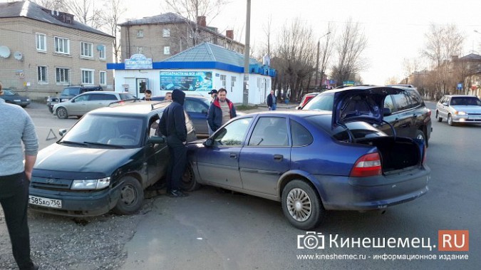 Сразу три автомобиля столкнулись на перекрестке улиц 50-летия Комсомола и Сеченова фото 3