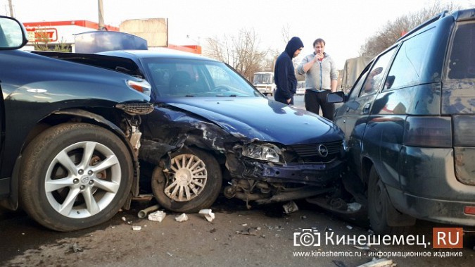 Сразу три автомобиля столкнулись на перекрестке улиц 50-летия Комсомола и Сеченова фото 2