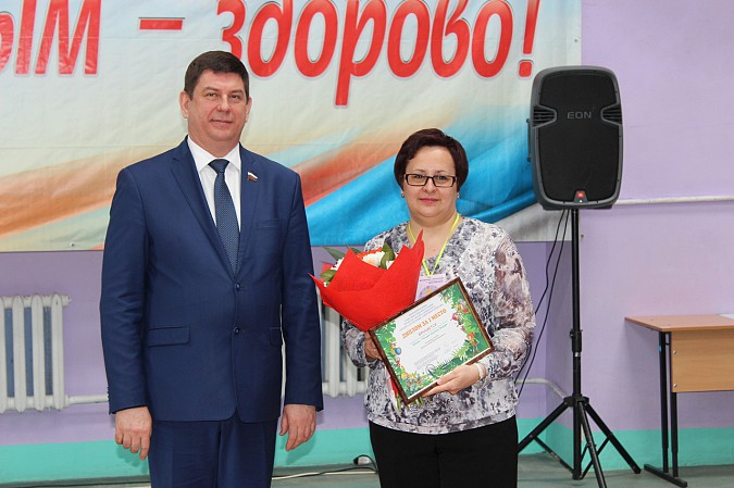 Ивановский сенатор Виктор Смирнов наградил в Кинешме эколят - молодых защитников природы фото 2