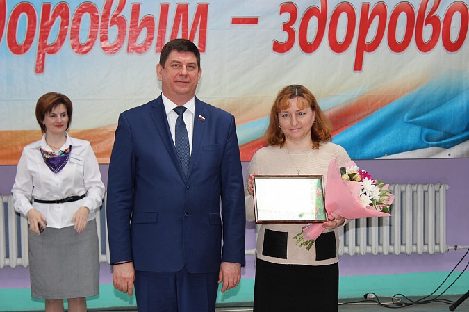 Ивановский сенатор Виктор Смирнов наградил в Кинешме эколят - молодых защитников природы фото 4