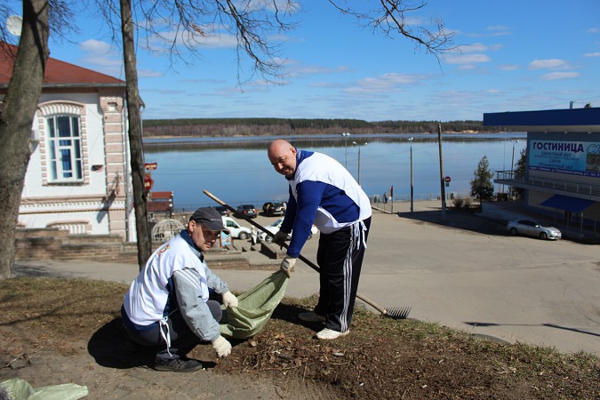 Инвалиды Кинешмы вместе с добровольцами провели субботник фото 2