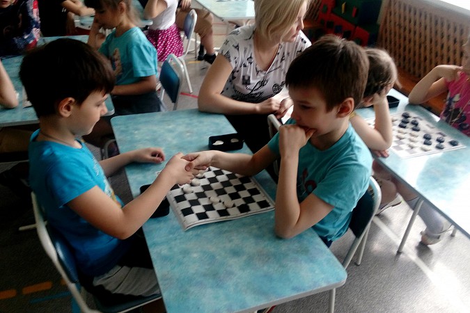 Детсадовцы поучаствовали в шашечном турнире фото 2