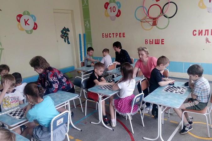 Детсадовцы поучаствовали в шашечном турнире фото 3
