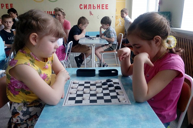 Детсадовцы поучаствовали в шашечном турнире фото 4