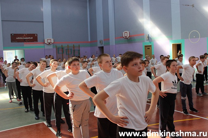 Именитые спортсмены провели для кинешемских школьников зарядку фото 4