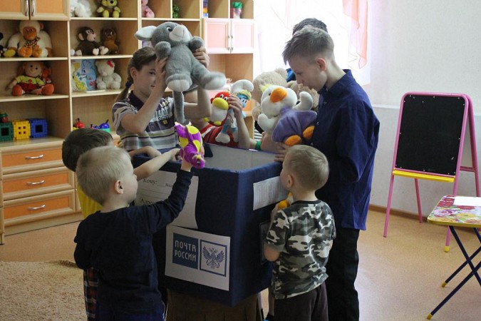 Четвероклассники подарили ребятам из реабилитационного центра мягкие игрушки фото 3