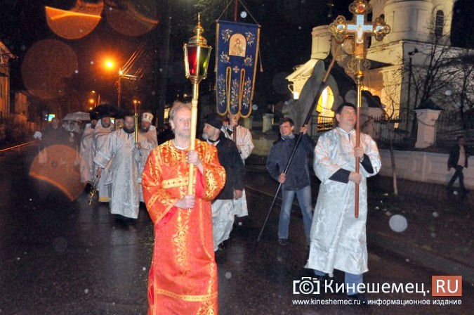В храмах Кинешмы прошли пасхальные богослужения фото 8