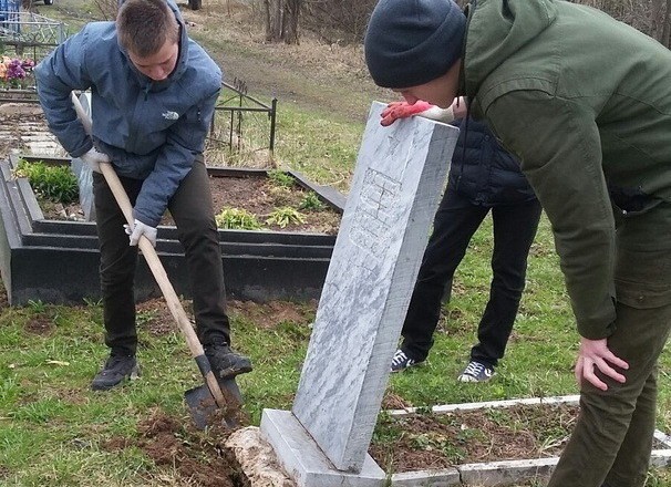 В Заволжке благоустраивают заброшенные воинские захоронения фото 4