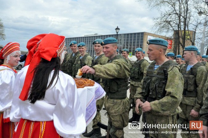 День образования 98-й дивизии десантники отметили ярким  шоу на главной площади Кинешмы фото 17