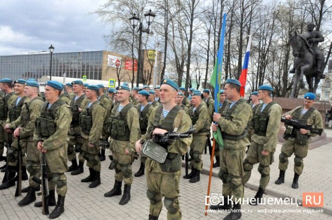 День образования 98-й дивизии десантники отметили ярким  шоу на главной площади Кинешмы фото 2
