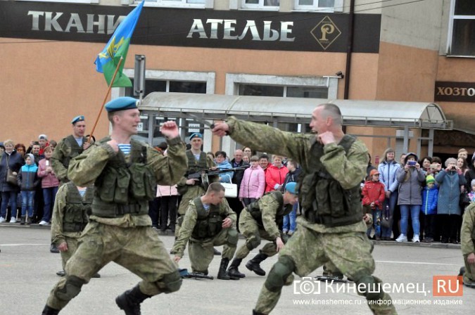 День образования 98-й дивизии десантники отметили ярким  шоу на главной площади Кинешмы фото 24