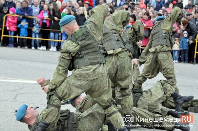 День образования 98-й дивизии десантники отметили ярким  шоу на главной площади Кинешмы фото 28