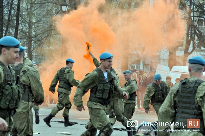 День образования 98-й дивизии десантники отметили ярким  шоу на главной площади Кинешмы фото 33