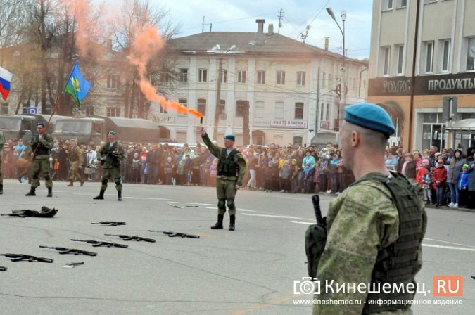 День образования 98-й дивизии десантники отметили ярким  шоу на главной площади Кинешмы фото 31