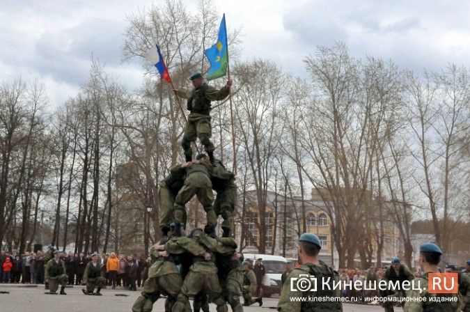 День образования 98-й дивизии десантники отметили ярким  шоу на главной площади Кинешмы фото 35