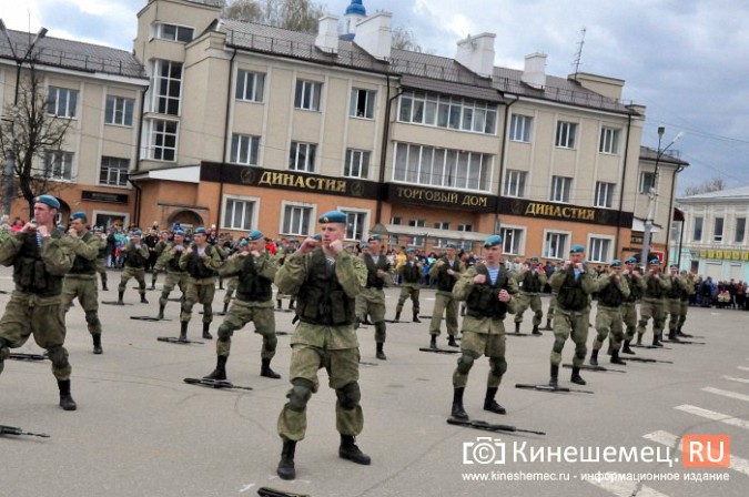 День образования 98-й дивизии десантники отметили ярким  шоу на главной площади Кинешмы фото 23